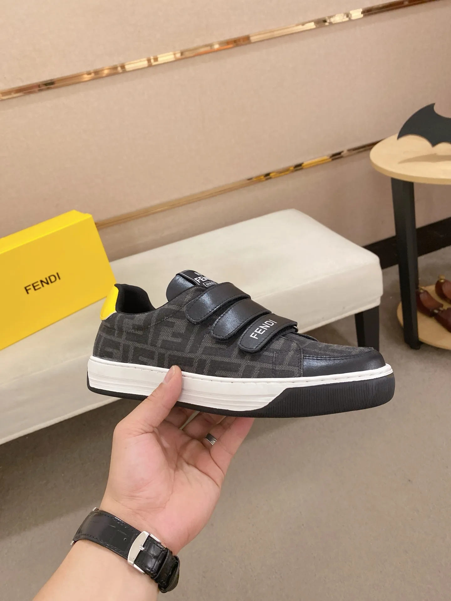Men's shoes 💰 400💰 (FENDI) New high-top 👊🏻 upper 🇮🇹 imported cowhide fabric 🇩🇪 lining imported sheepskin lining. The original outsole is molded to highlight the identity of every man, and the upper foot is stable and stable🚶🏻🚶🏻The high-end custom counters reproduce the original version📯No matter the wind or rain, the shoe last remains unchanged and can withstand the verification of time🔍️,🔵 Size: 38-44 (45 is custom-made and cannot be returned or exchanged